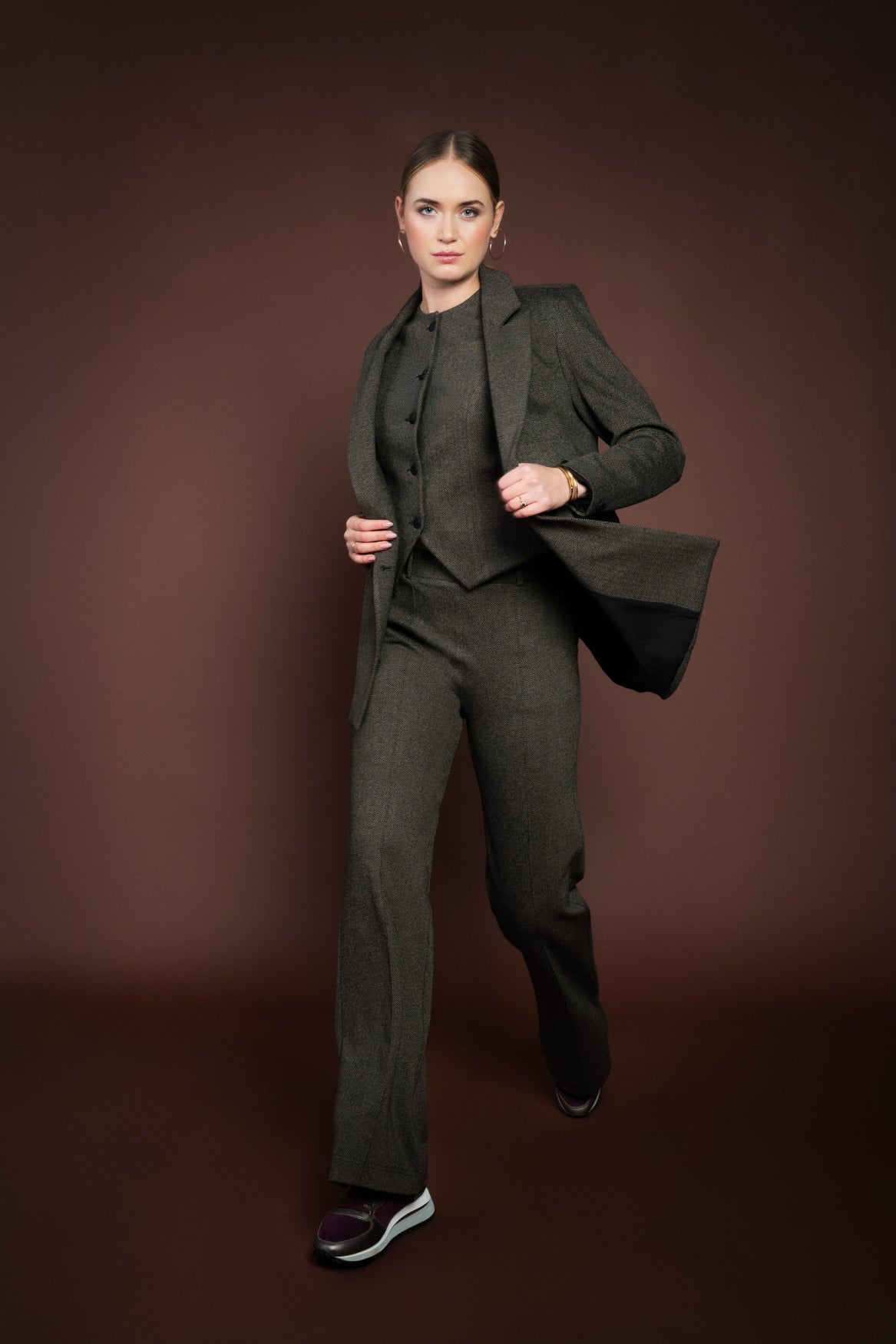 ICNK Alex Shadow Herringbone in Brandy - Black – productfoto 2