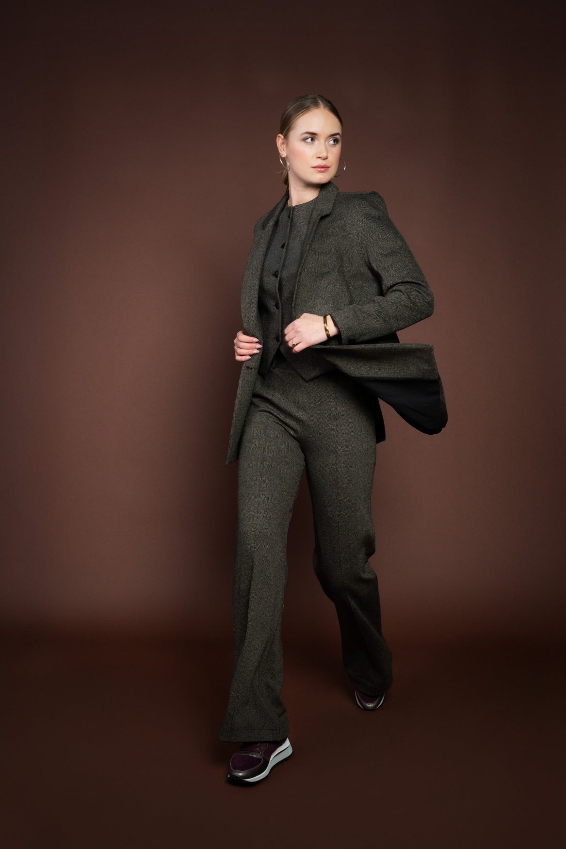 ICNK Alex Shadow Herringbone in Brandy - Black – productfoto 3