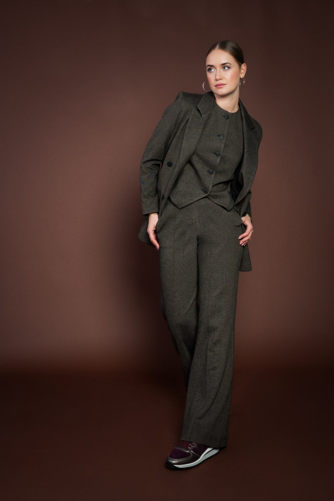 ICNK Alex Shadow Herringbone in Brandy - Black – productfoto 4