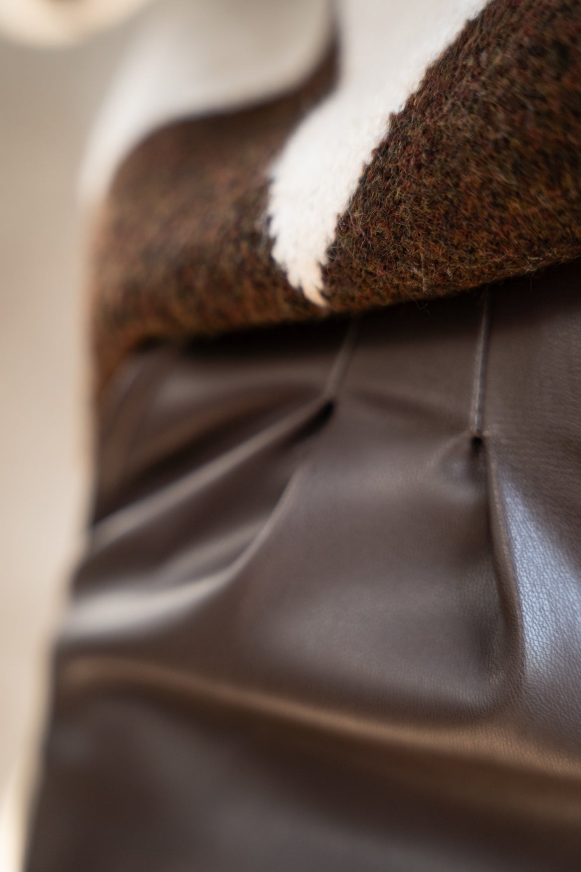 ICNK Eliska Smooth Immitation Leather in Dark Brown – productfoto 2