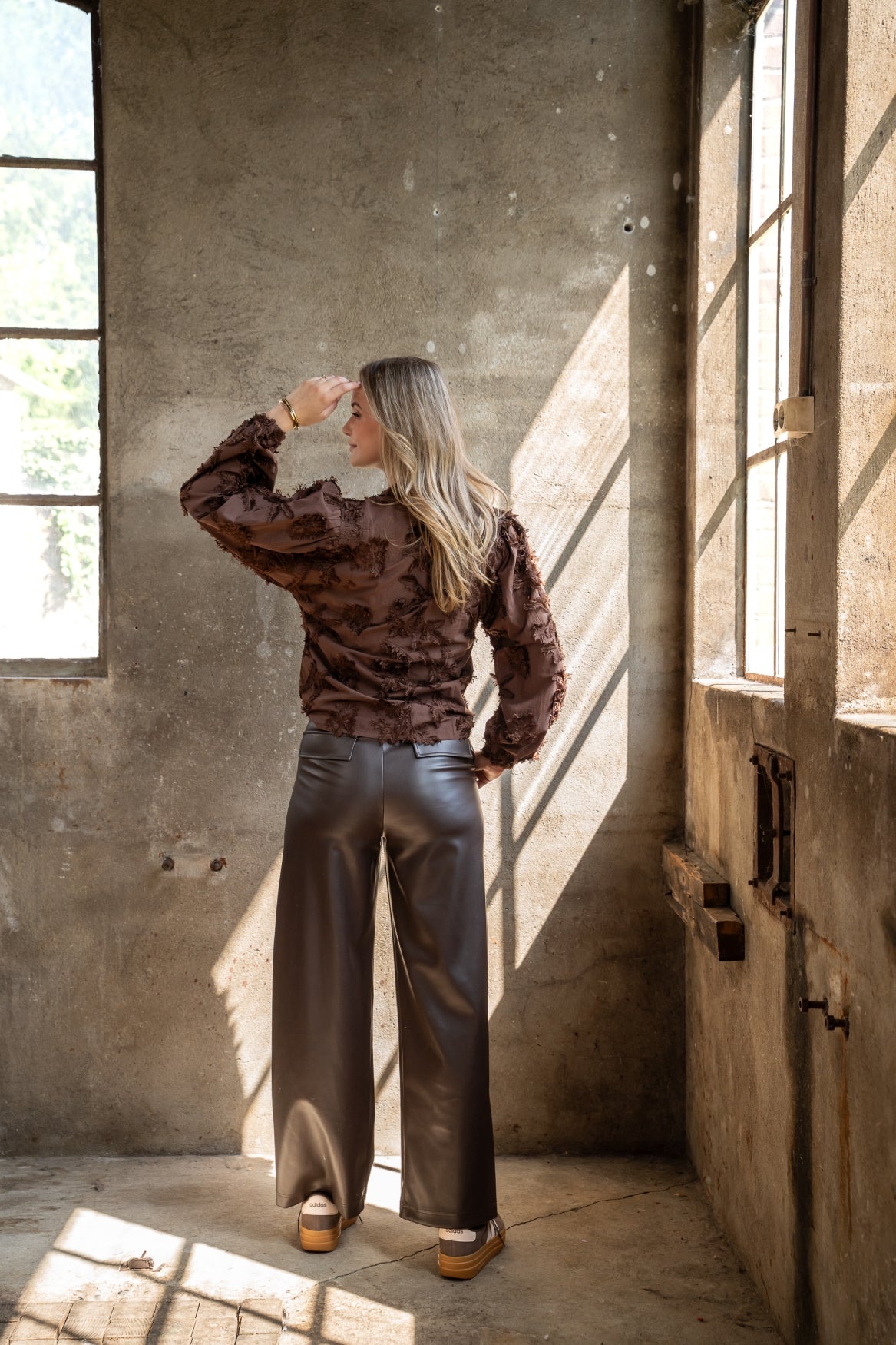 ICNK Eliska Smooth Immitation Leather in Dark Brown – productfoto 4