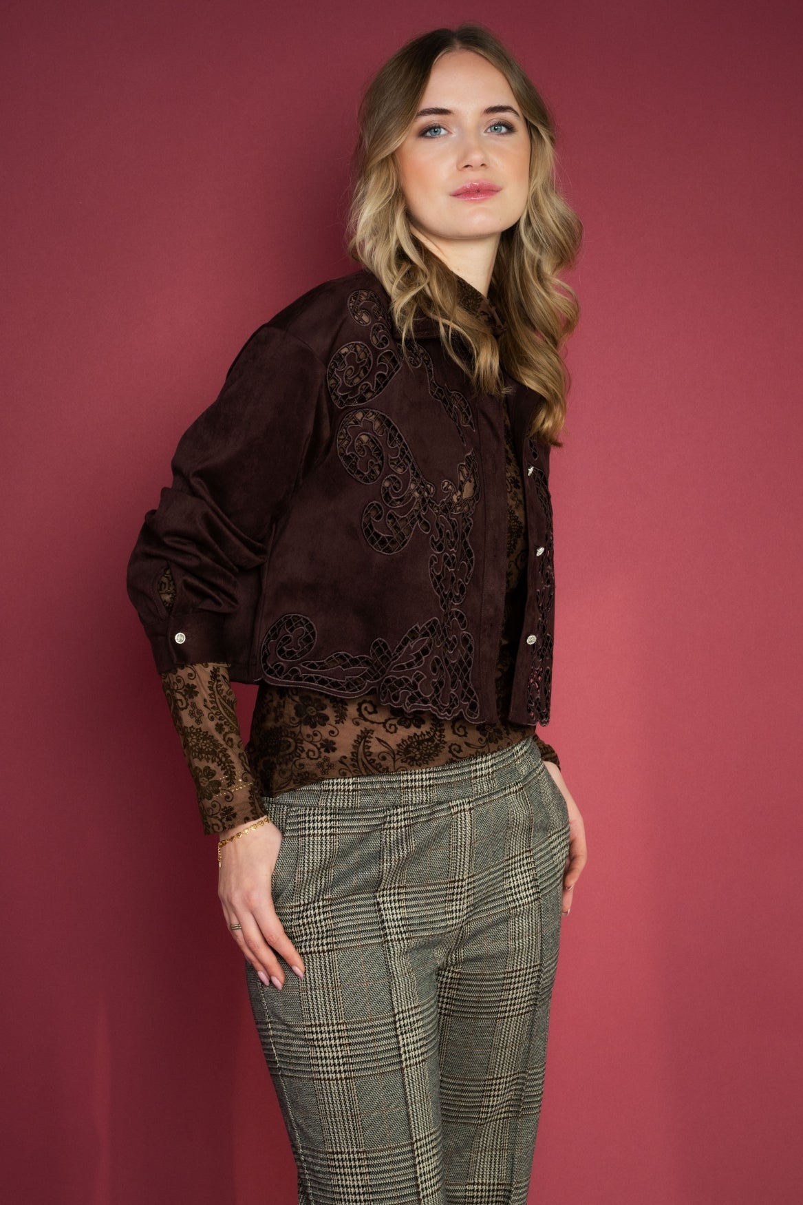 ICNK Aleyna Knitted Check in Dark Brown – productfoto 8